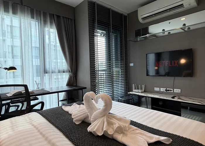 Walk To Bts Pool View Queenbed Retreat