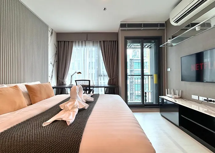 Apartment Walk To Bts Pool View Queenbed Retreat Bangkok