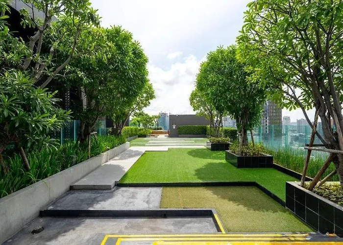 Walk To Bts Pool View Queenbed Retreat Bangkok