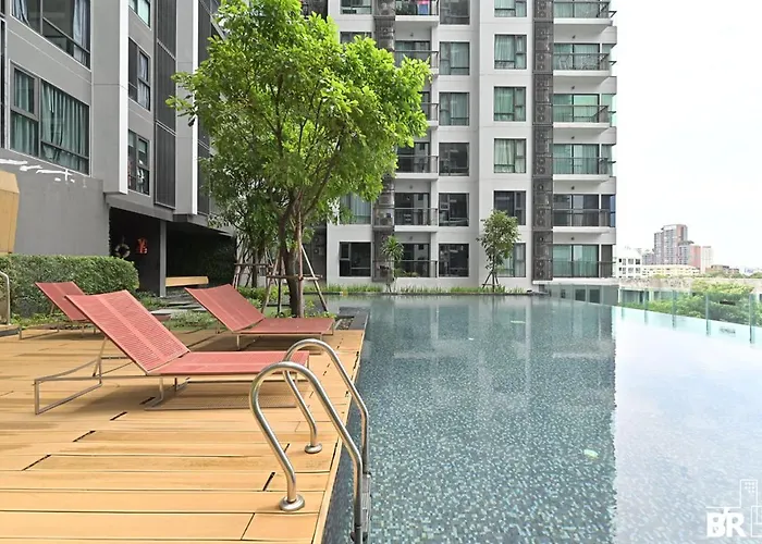 Walk To Bts Pool View Queenbed Retreat Bangkok
